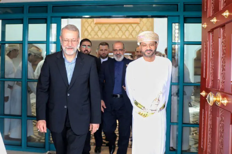 مصاحبه علی لاریجانی با صداوسیما بعد از دیدار با وزیرخارجه عمان/ دبیر خندان شعام در قاب تصویر + عکس