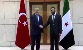 ویدئویی عجیب از درآغوش کشیدن جولانی توسط وزیر خارجه ترکیه