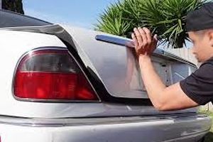 چگونه صندوق عقب ماشین را بدون کلید باز کنیم؟/ ویدئو