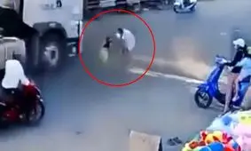 لحظه وحشت آور از نجات یک کودک در یک قدمی مرگ/ ویدئو