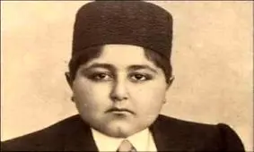 سفر به تاریخ؛ احمدشاه و محمدحسن میرزا ولیعهد در حال بازدید یک هواپیمای ملخ دار 