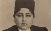 سفر به تاریخ؛ احمدشاه و محمدحسن میرزا ولیعهد در حال بازدید یک هواپیمای ملخ دار 