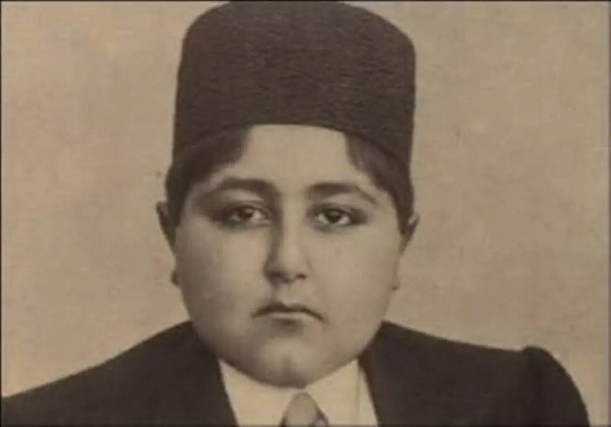 سفر به تاریخ؛ احمدشاه و محمدحسن میرزا ولیعهد در حال بازدید یک هواپیمای ملخ دار 