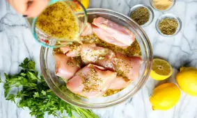 مزه دار کردن فیله مرغ/ ویدئو