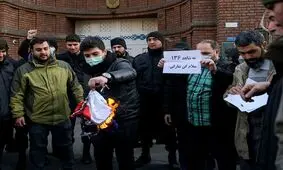 نوشته متفاوت یکی از تجمع کنندگان مقابل سفارت فرانسه/  به شاهد ۱۳۶ سلام کن