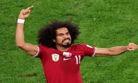 هدیه ویژه به اکرم عفیف به خاطر درخشش مقابل ایران/ عکس

