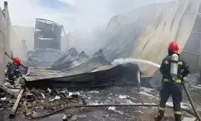 آتش سوزی گسترده در دو سوله انبار کالا و مایعات قابل اشتعال در شیراز