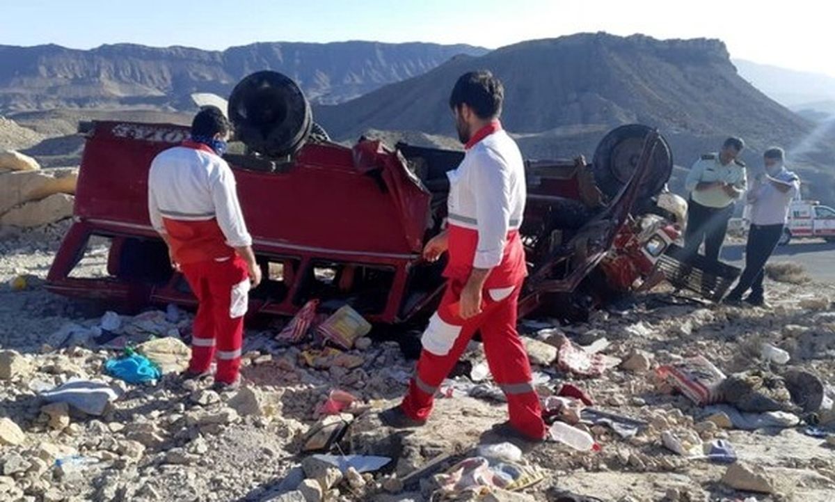 4 جانباخته و ۱۳ مجروح در حادثه واژگونی مینیبوس حامل کارگران