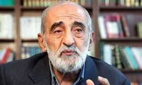 حمله به روزنامه کیهان و شعار علیه شریعتمداری/ عکس

