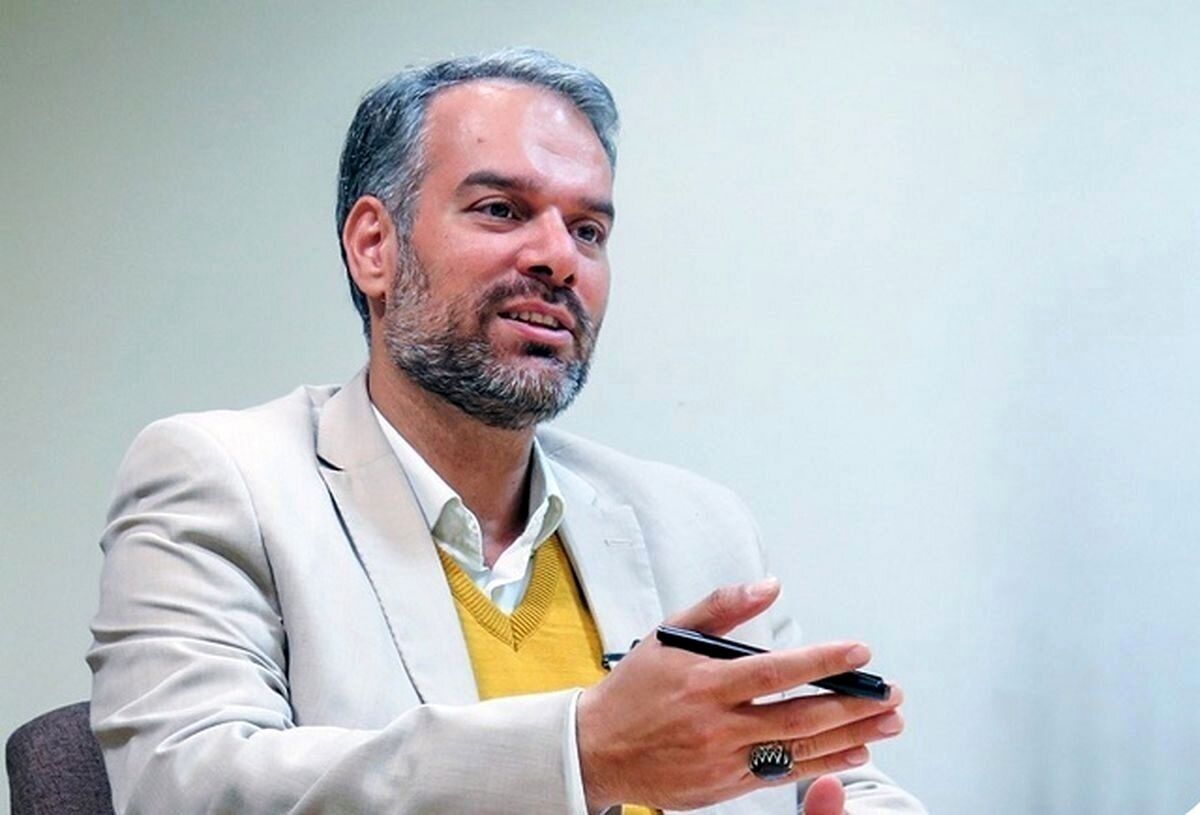 رفع ممنوعیت واردات آیفون دستاورد خوبی است، اما دولت با کج سلیقگی، شیرینی این خبر را به شدت کاهش داد/ گوشی ۱۰۰۰ دلاری لوکس نیست، اما وقتی ۹۶٪ تعرفه روی آن میبندید و به قیمت ۲۰۰۰ دلار به خلق الله میفروشید، میشود لوکس