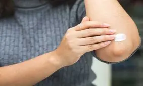از بین بردن تیرگی آرنج با روش خانگی