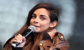 بازیگر زن مشهور، مزاحم آنلاین جنسی‌اش را پیدا کرد: شوهرش! | عکس