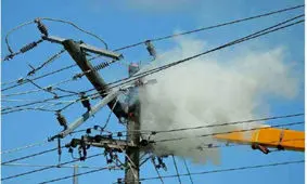 برق گرفتگی و پرت شدن از روی تیر برق در اثر اشتباه همکار/ویدئو+18