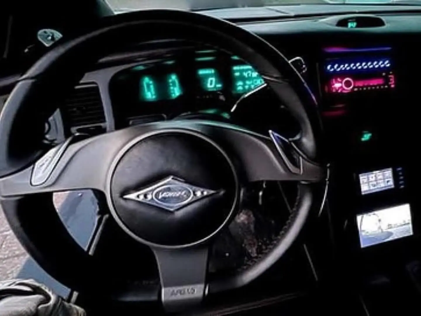 نمای جانبی لیموزین کشیده بوگاتی وی‌لانگ با درهای باز شده به سبک بال‌چایچی و طراحی الهام گرفته از بوگاتی ویرون.