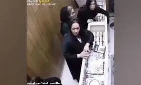 دزدی طلا توسط ۳ زن از طلافروش/ ویدئو