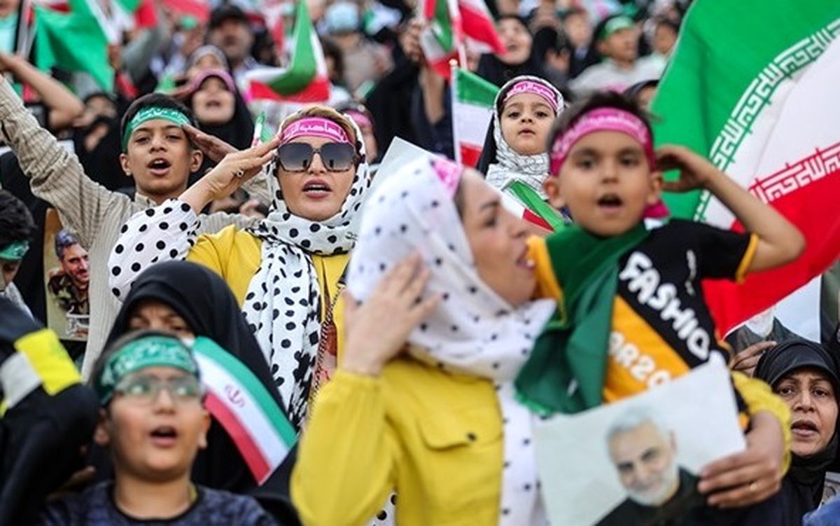 زیباییها و جذابیتهای جشن «سلام فرمانده» آنقدر زیاد است که میتوان از همزمانی اش با حادثه متروپل و شب شهادت، عبور کرد