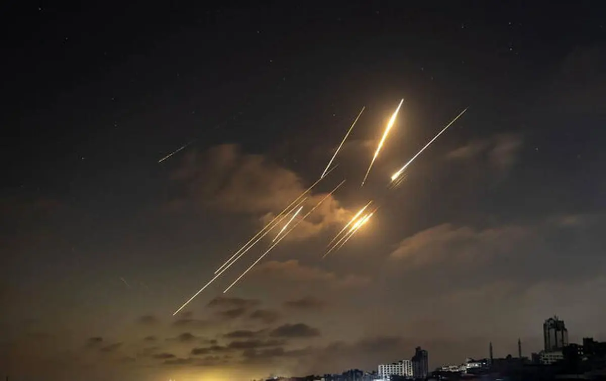 انفجارهای شبانه و حملات موشکی در تل‌آویو؛ پهپادها و موشک‌های ایران به اسرائیل رسید/ انفجار در میدان نفتی عربستان