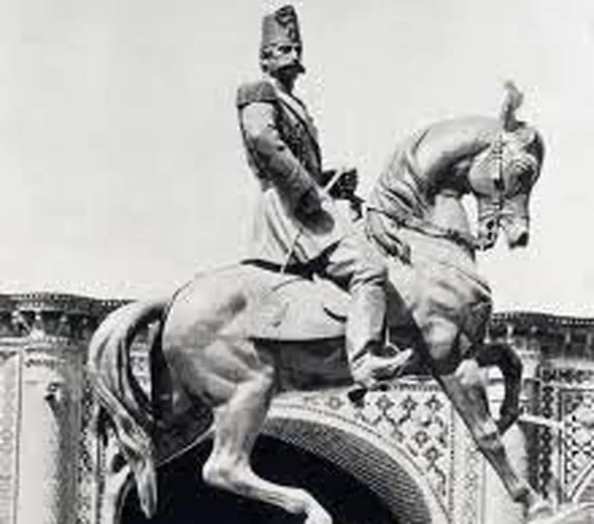 سفر در زمان؛ مردان قاجاری در باغشاه در کنار مجسمه ناصرالدین شاه 