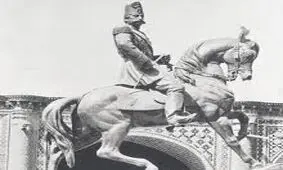 سفر در زمان؛ مردان قاجاری در باغشاه در کنار مجسمه ناصرالدین شاه 