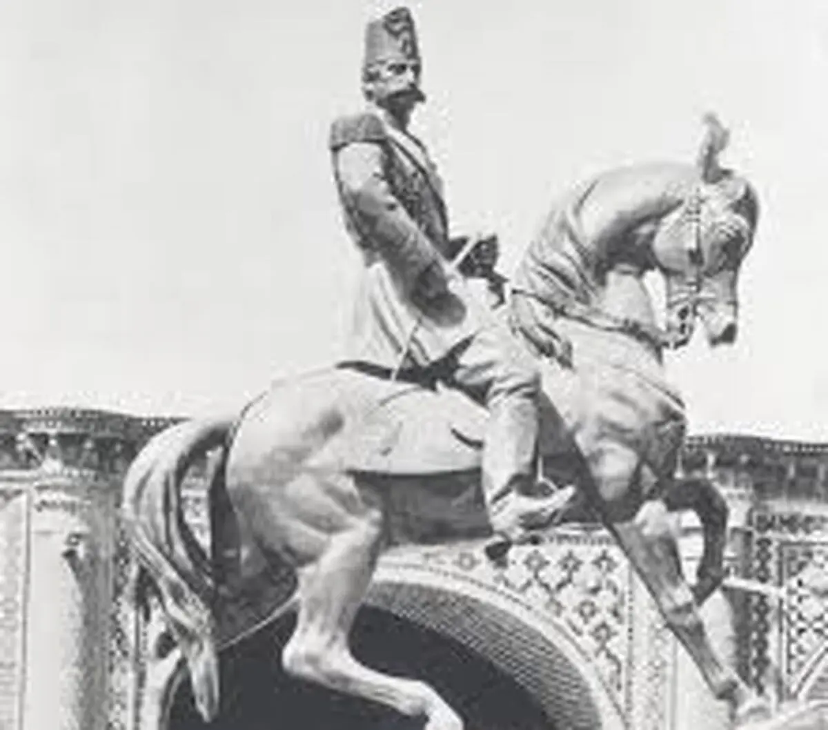 سفر در زمان؛ مردان قاجاری در باغشاه در کنار مجسمه ناصرالدین شاه 
