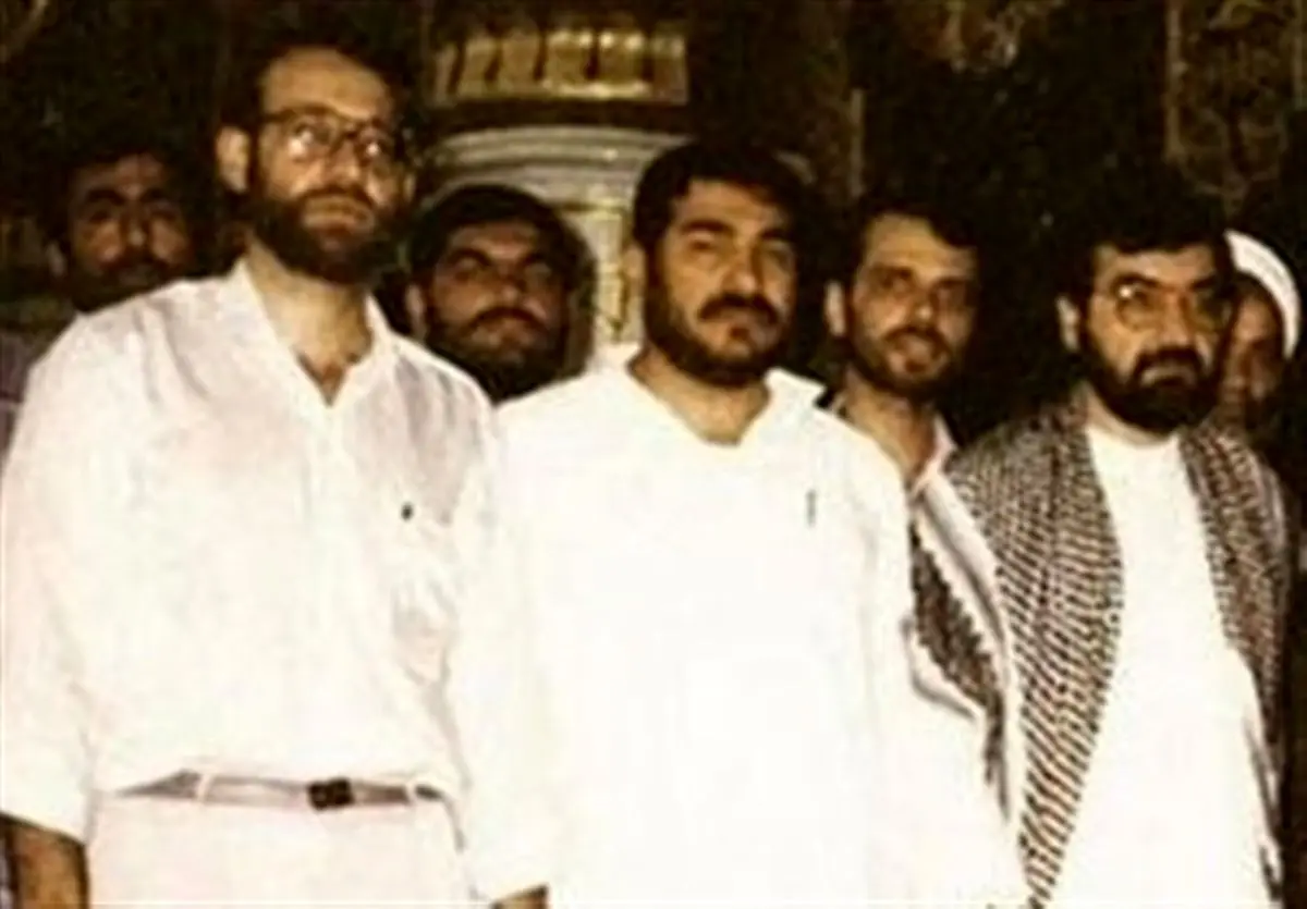 وادع محسن رضایی با پیکر یار و همرزم قدیمی اش شهید علی شمخانی/ عکس

