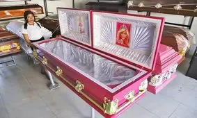 تابوت‌های صورتی با آسترهای باربی؛ تاثیر فیلم باربی بر کفن و دفن

