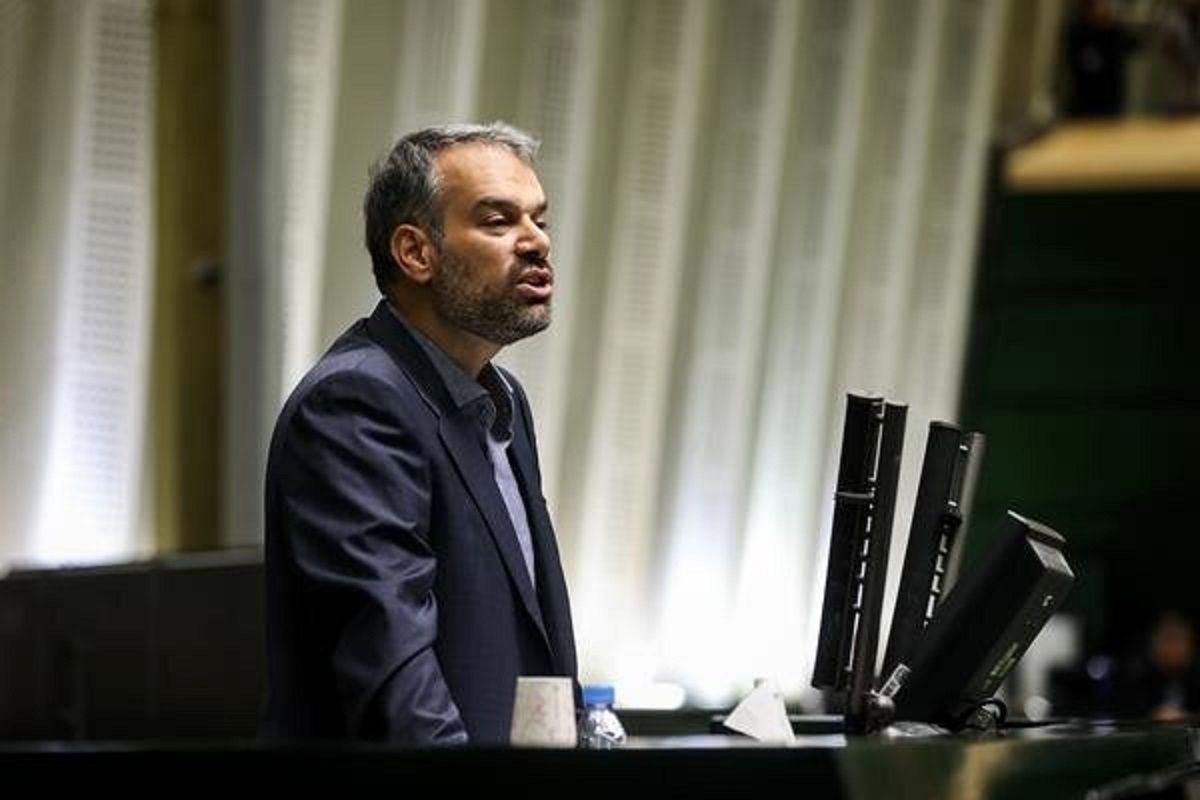 یک نماینده: فوتبالیست‌ها لندروور ۳ میلیاردی را وارد کردند و قیمت آن را ۱۰۰ میلیارد تعیین کرده‌اند