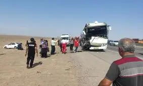 برخورد اتوبوس زائران کربلا با تریلر در آزاد راه ساوه-تهران، ۴۲ مصدوم برجای گذاشت

