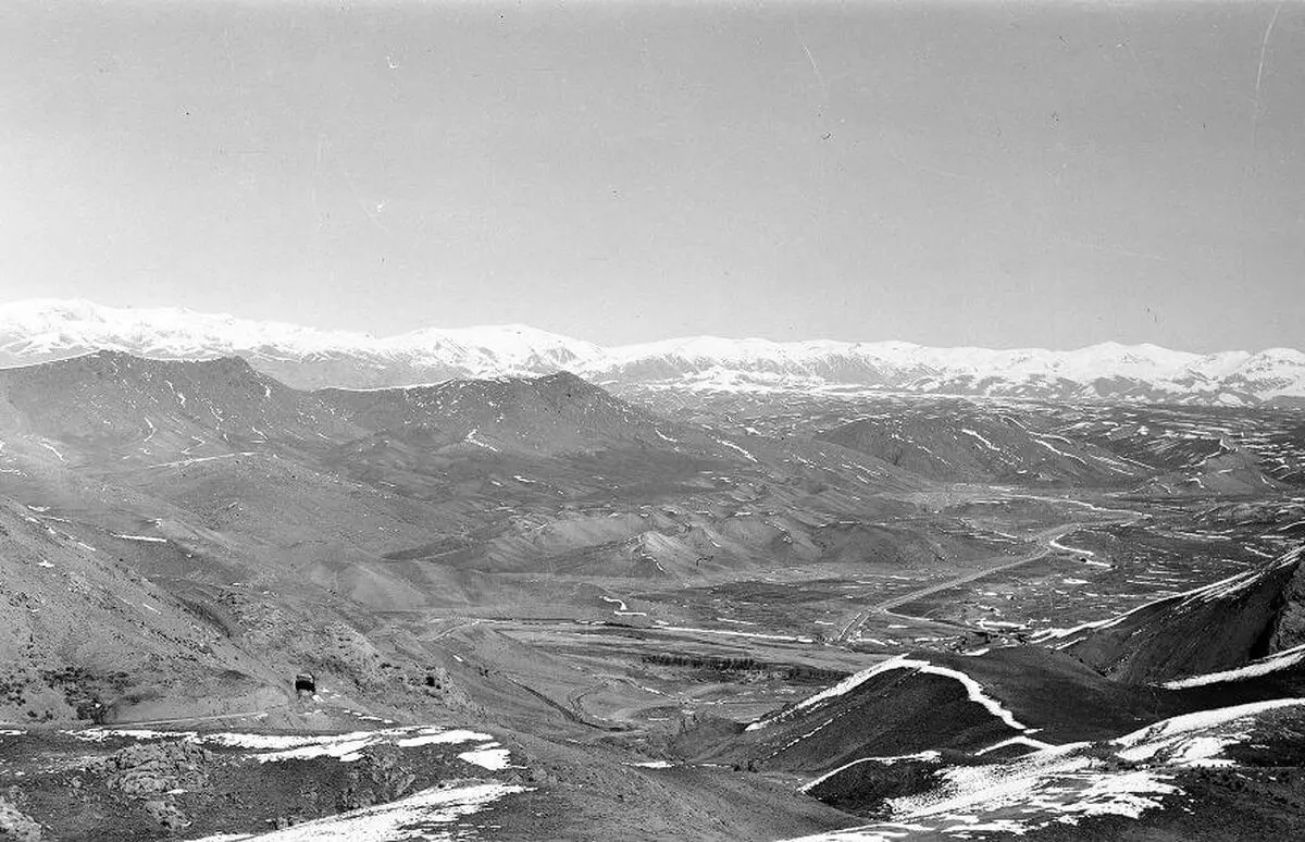سفر در زمان؛ اتومبیل قدیمی در حال عبور از جادۀ فیروزکوه؛ 92 سال قبل 