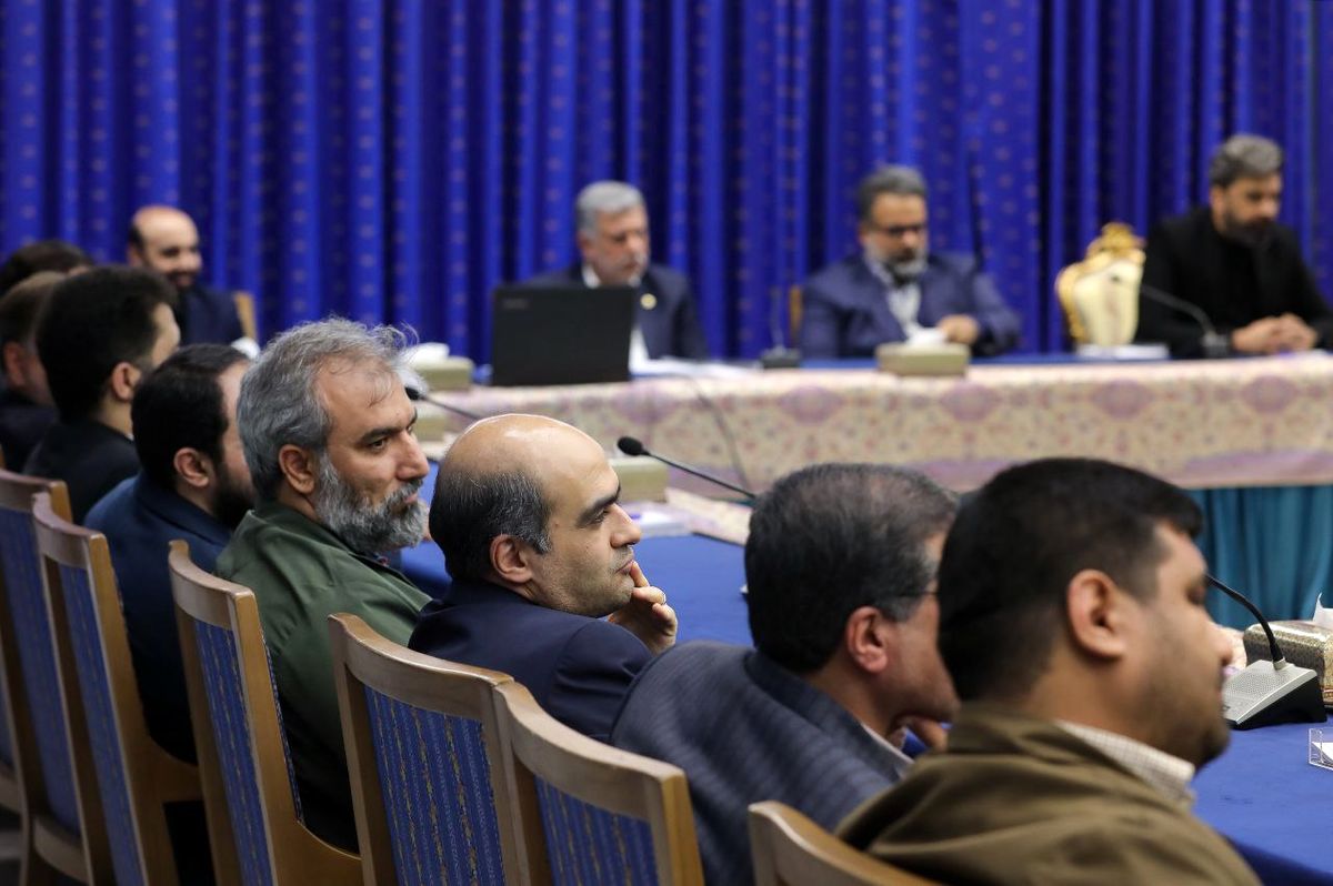 بدون تعارف با رئیسجمهور/ نشست رئیس جمهور با مدیران رسانه ها/ مدیرمسئول خبرفوری: رسانههای وابسته به دولت را تعطیل کنید/ ویدئو