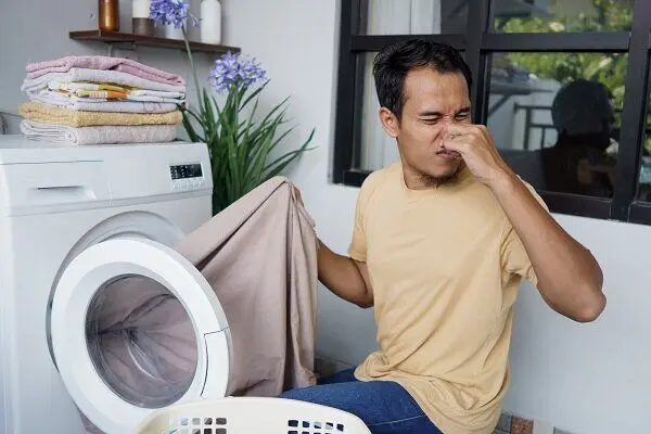 چرا لباس ها بعد از شسته شدن بوی بد می‌دهند؟