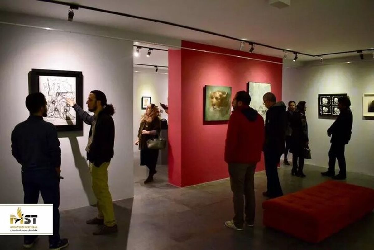 پوشاندن موی آثار هنری در یک نمایشگاه نقاشی در مشهد/ ویدئو