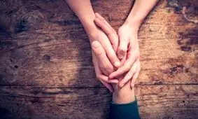 چرا در آغوش گرفتن، گرفتن دست و نوازش احساس خوبی دارد؟