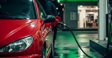 افزایش قیمت بنزین، تورم را کاهش می‌دهد؟ / مخاطبان خبرفوری مخالفند!