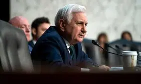 انتقاد تند سناتور آمریکایی از نتایج فاجعه‌بار جنگ با ایران؛ «شما تنگه هرمزِ باز را مسدود کردید» /ویدئو