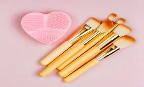 چطور برس ها و قلموهای آرایشی را تمیز کنیم؟