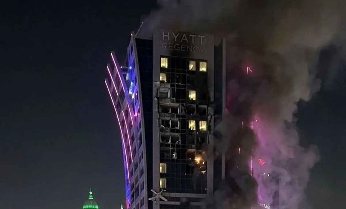 سومین روز از پاسخ نظامی ایران به حملات آمریکا و اسرائیل/ قرارگاه مرکزی خاتم‌الانبیا خبر شکار جنگنده آمریکایی را تایید کرد/ برخورد موشک ایرانی به هتل ریجنسی ریاض/ هدف قرار گرفتن سفارت آمریکا در کویت/ حمله ایران ‌به شرکت آرامکو عربستان