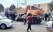 فرونشست زمین در بوئین زهرا و سقوط یک دستگاه کامیون در آن
