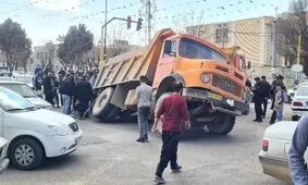 فرونشست زمین در بوئین زهرا و سقوط یک دستگاه کامیون در آن