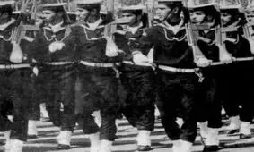 سفر در زمان؛ «یک سرباز قاجاری» با یونیفرم و شمشیر در آتلیه عکاسی؛ سال 1293