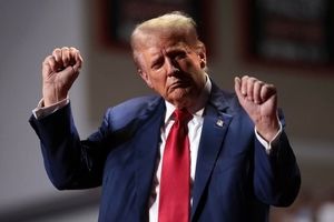 رقص ترامپ با آهنگ محبوبش روی ناو/ ویدئو