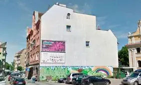 هنر خیابانی؛ خلاقیت هنرمند لهستانی که این «دیوار معمولی» را به یک «روستای کوچک» تبدیل کرده است