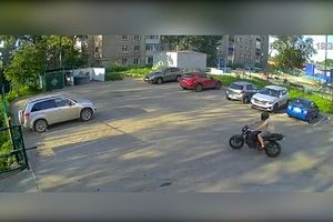 تصادف عجیب موتورسیکلت با خودرو سواری در پارکینگ
