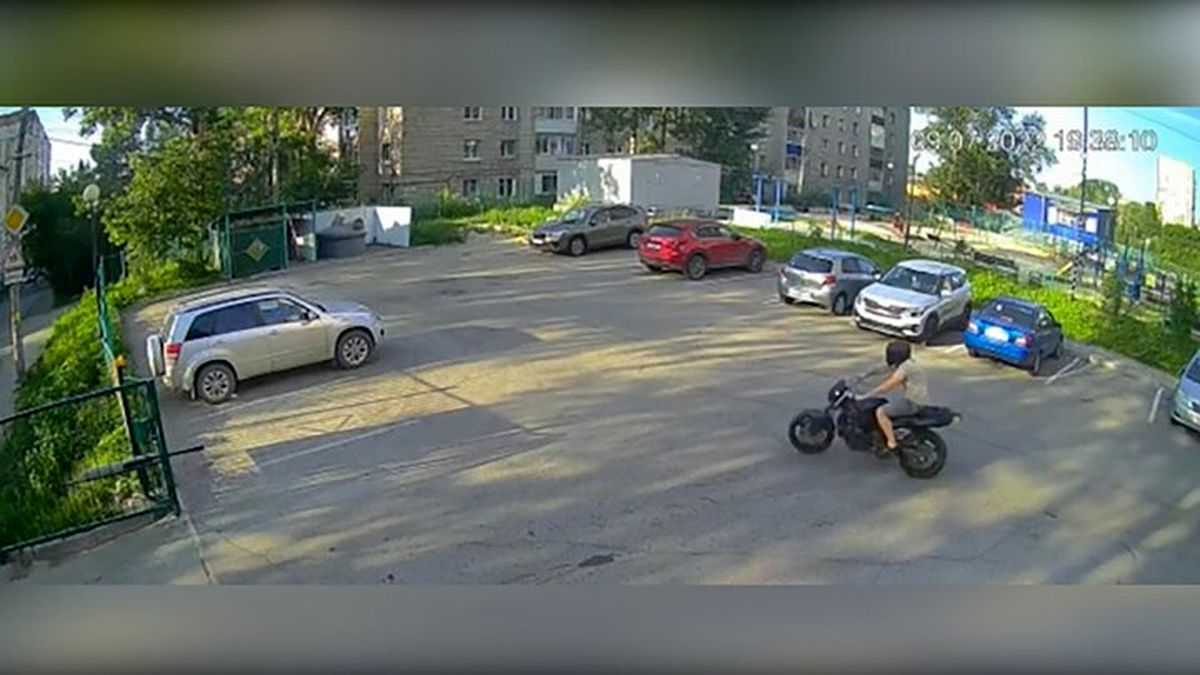 تصادف عجیب موتورسیکلت با خودرو سواری در پارکینگ