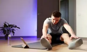 چرا همه افراد نمی‌توانند انگشتان پای خود را لمس کنند؟