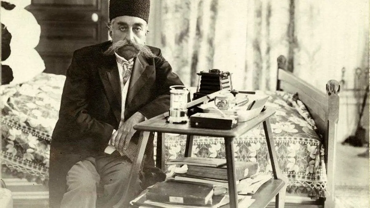 سفر به ایران قدیم؛ عکس یادگاری مظفرالدین شاه و پسرش با بزهای کوهی 