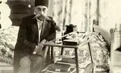 سفر به ایران قدیم؛ عکس یادگاری مظفرالدین شاه و پسرش با بزهای کوهی 