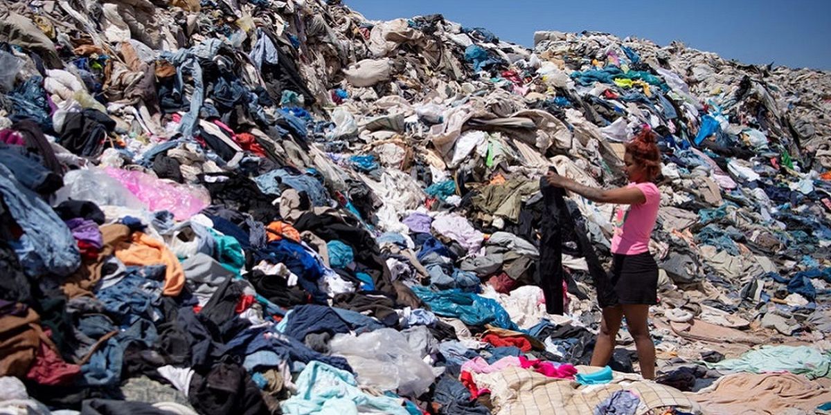 کوه لباس های فروش نرفته دنیا در بیابانی در شیلی/ عکس
