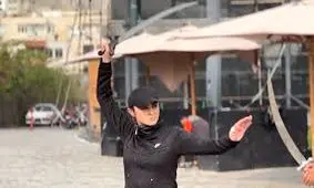 درگیری فیزیکی مریم مومن با قمه در خیابان/ ویدئو