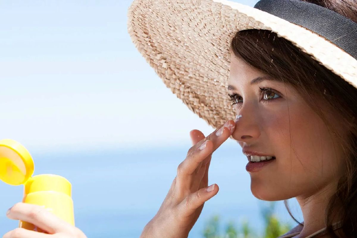 ضد آفتاب چند ساعت باید روی پوست بماند؟